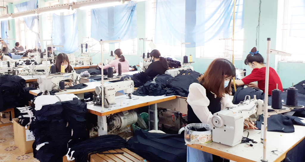 Nhiều công nhân Công ty CP May Quảng Ninh lo lắng khi Công ty vẫn nợ BHXH.