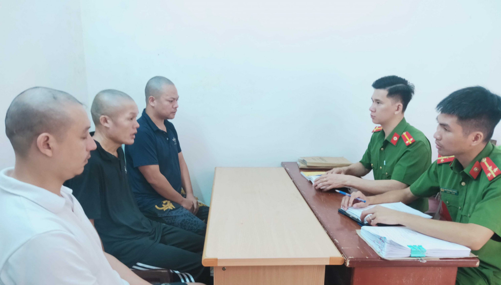 Công an Ba Chẽ làm việc với các đối tượng bị bắt vì hành vi đánh bạc.