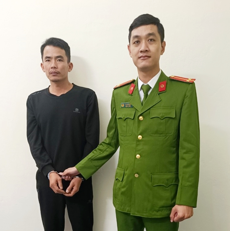 Đối tượng bị truy nã từ năm 2019 về tội lạm dụng tín nhiệm chiếm đoạt tài sản, vừa bị Công an TX Quảng Yên bắt giữ ngày 1/12/2022.