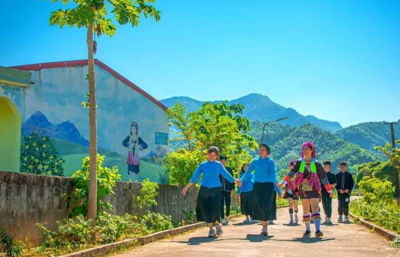 Người dân xóm họ Đặng du Xuân