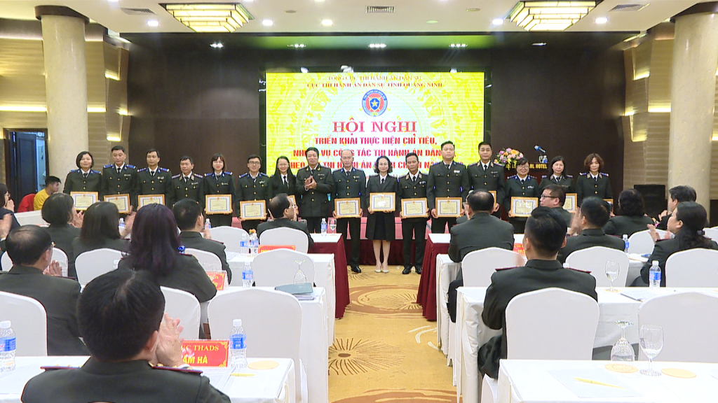 Lãnh đạo Cục Thi hành án dân sự tỉnh trao tặng giấy khen cho nhiều cá nhân, tập thể có thành tích xuất sắc trong năm 2022