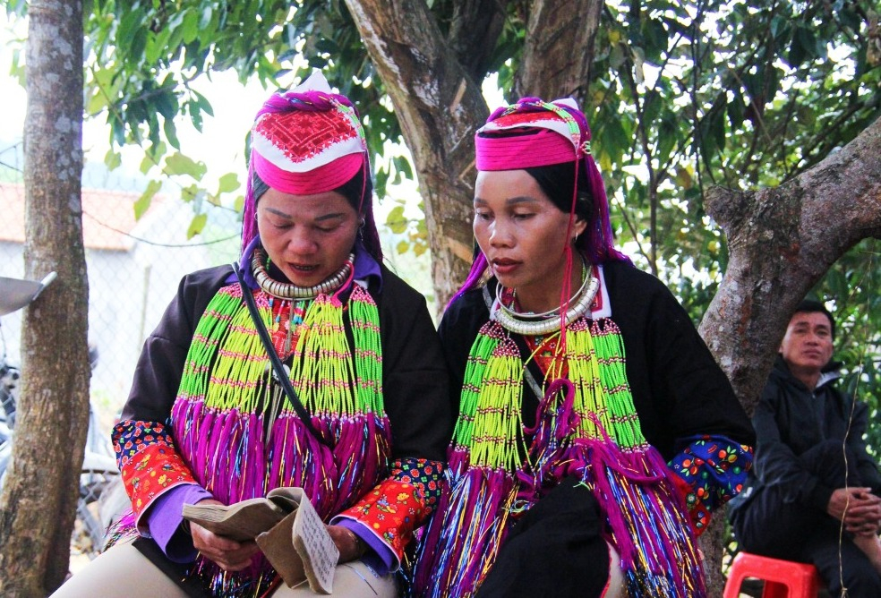 Ngoài những thầy cúng nam sẽ có thêm 2 thầy cúng nữ hát chúc phúc cho gia chủ cũng như những người được cấp sắc.