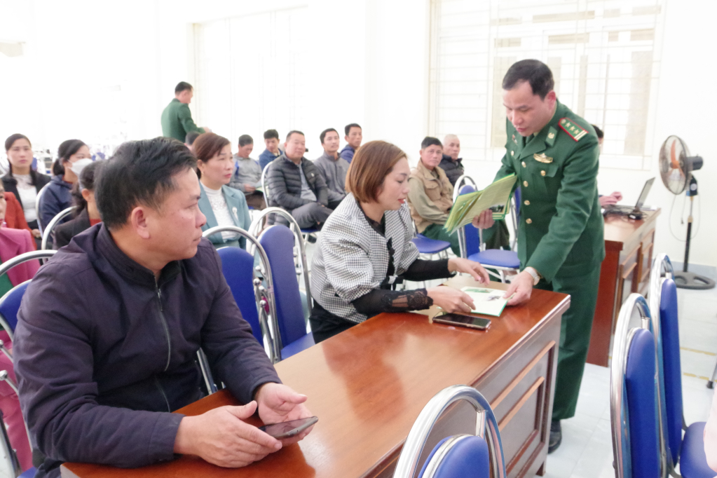 Cán bộ Đồn BP Ngọc Vừng phát tờ rơi tuyên truyền Luật Biên phòng cho người dân xã đảo Ngọc Vừng (huyện Vân Đồn)