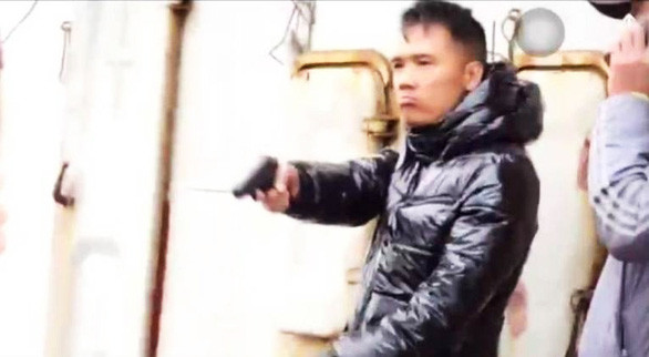 Người nổ súng khi thấy dân ngăn cản tàu khai thác cát là ai? - Ảnh 1. Người nổ súng khi thấy dân ngăn cản tàu khai thác cát là ai? - Ảnh 1.