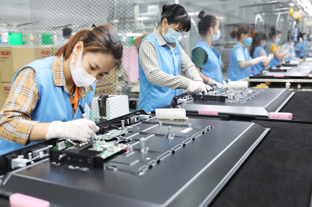 Dây chuyền sản xuất linh kiện điện tử của Công ty TNHH Điện tử Bumjin Vina (KCN Đông Mai, TX Quảng Yên).
