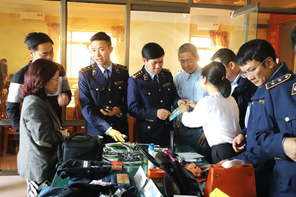 Gian trưng bày hàng giả, hàng thật để các đại biểu có thêm thông tin, kỹ năng cơ bản nhằm phân biệt hàng hóa vi phạm sở hữu trí tuệ đối với nhóm hàng có yếu tố đầu tư nước ngoài.