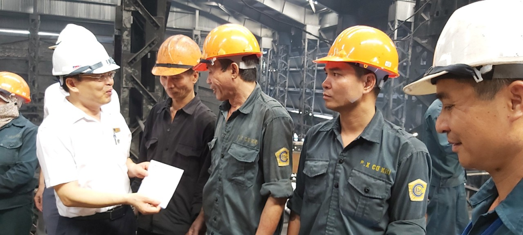 Các hoạt động chăm lo Tết cho người lao động đã được Công ty Tuyển Than Cửa Ông lên kế hoạch chu đáo (Ảnh: Chủ tịch Công đoàn Công ty Tuyển Than Cửa Ông động viên người lao động tại vị trí sản xuất).