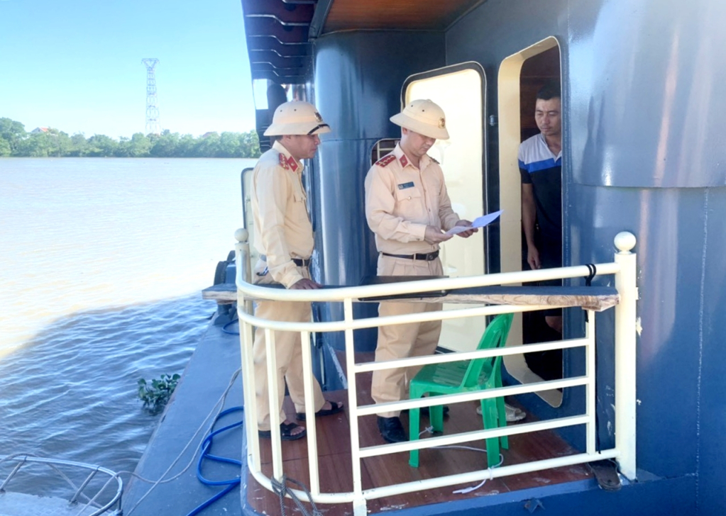 Lực lượng chức năng kiểm tra điều kiện an toàn của phương tiện thủy khi đang tham gia giao thông.