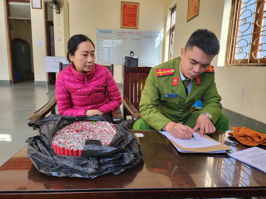 Cán bộ Công an phường Quang Trung tiến hành tiếp nhận 3,5kg bánh pháo nổ do người dân giao nộp.