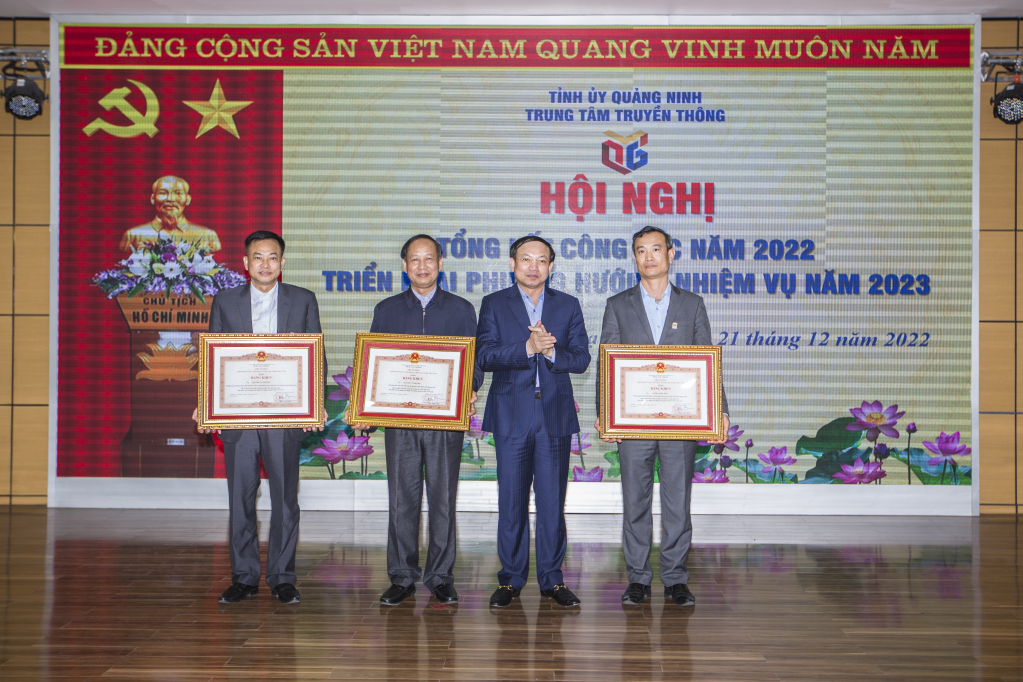 Đồng chí Nguyễn Xuân Ký, Ủy viên Trung ương Đảng, Bí thư Tỉnh uỷ, Chủ tịch HĐND tỉnh trao Bằng khen của Thủ tướng Chính phủ cho các cá nhân có thành tích xuất sắc.