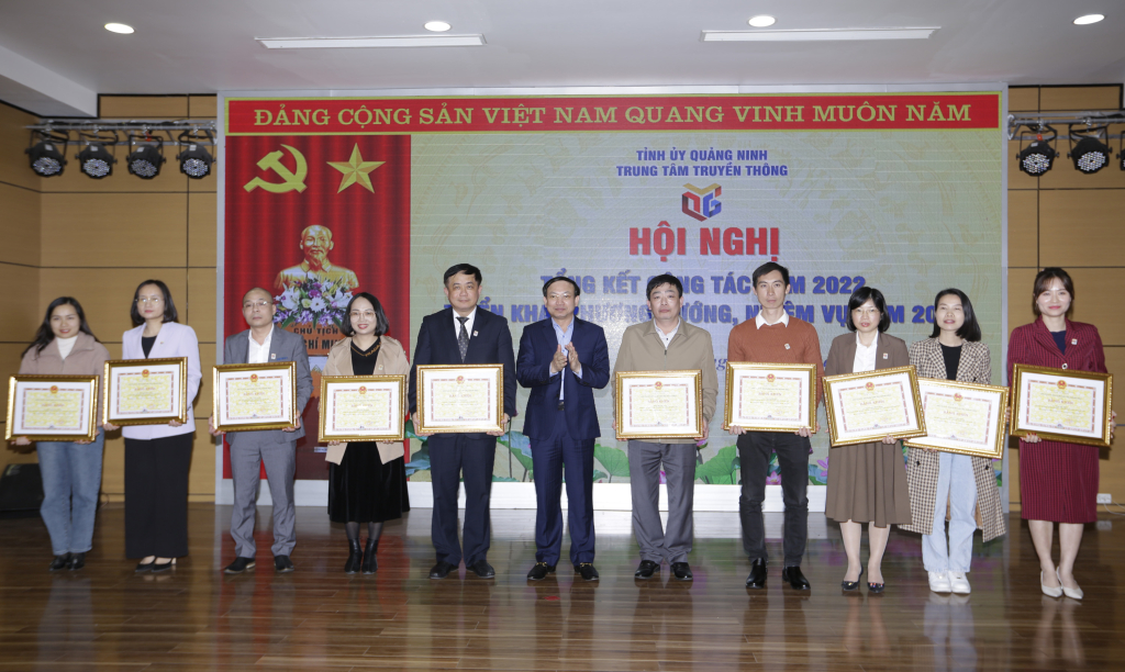 Đồng chí Nguyễn Xuân Ký, Ủy viên Trung ương Đảng, Bí thư Tỉnh uỷ, Chủ tịch HĐND tỉnh trao Bằng khen của UBND tỉnh cho các cá nhân có thành tích xuất sắc.