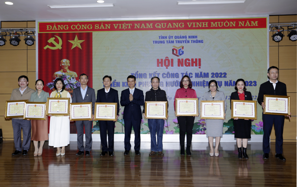 Nhiều tập thể, cá nhân có thành tích xuất sắc cũng được nhận Bằng khen của UBND tỉnh.
