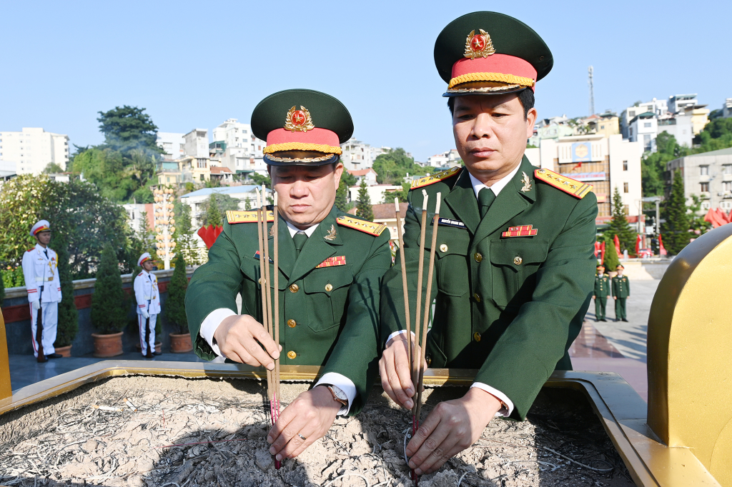 Đại tá Khúc Thành Dư, Ủy viên Ban Thường vụ Tỉnh ủy, Chỉ huy trưởng Bộ CHQS tỉnh và Đại tá Nguyễn Quang Hiến, Phó Bí thư Thường trực Đảng ủy, Chính ủy Bộ CHQS tỉnh, dâng hương tưởng niệm các Anh hùng liệt sĩ tại Đài tưởng niệm các Anh hùng liệt sĩ TP Hạ Long.