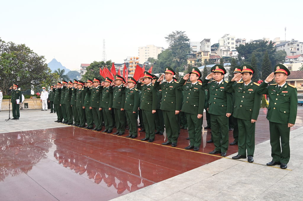 Phút tưởng niệm của Đoàn đại biểu Đảng ủy, Bộ CHQS tỉnh nhằm tưởng nhớ công ơn các Anh hùng liệt sĩ đã hy sinh vì nền độc lập - tự do của Tổ quốc, vì hành phúc nhân dân.