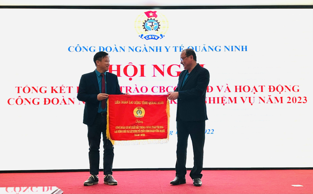 LĐLĐ tỉnh tặng cờ cho Công đoàn Bệnh viện Bái Cháy.