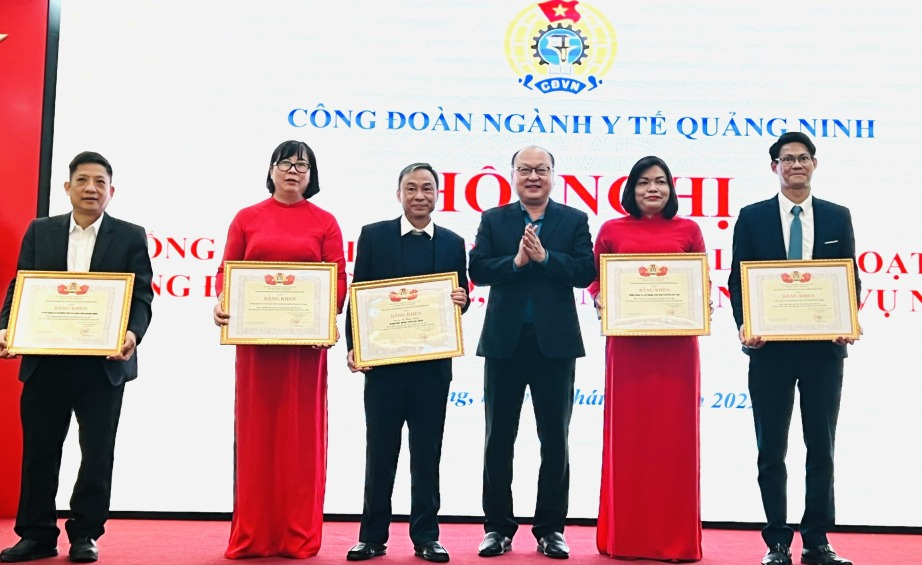 Lãnh đạo LĐLĐ tỉnh tặng bằng khen cho các tập thể, cá nhân.