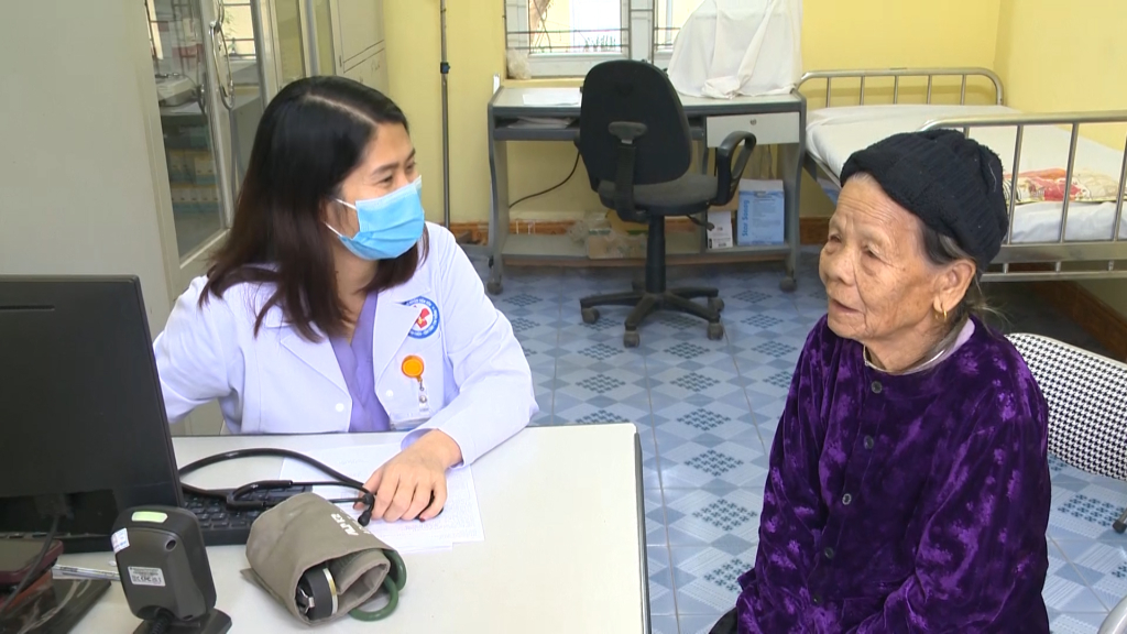 Bác sỹ Nguyễn Thị Hường khám bệnh cho bệnh nhân tại trạm y tế xã Điền Xá, huyện Tiên Yên, Quảng Ninh.