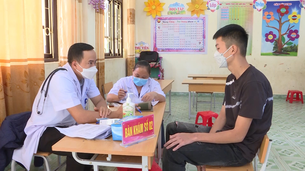 Cùng với khám chữa bệnh, các nhiệm vụ y tế tại cơ sở năm 2022 đã được triển khai tích cực, nhất là các đợt tiêm chủng vắc xin phòng Covid-19.
