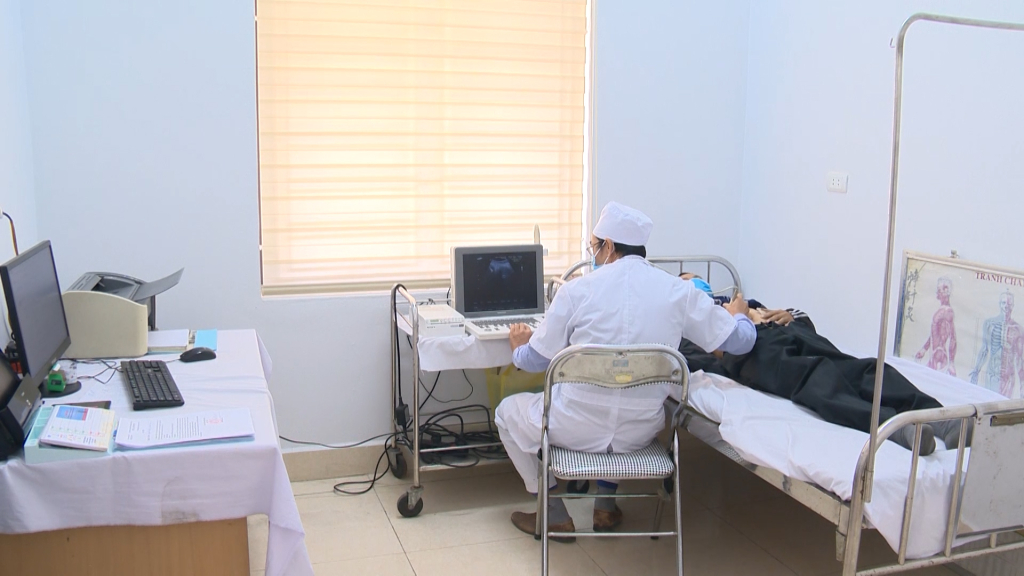 Nhờ thường xuyên được đào tạo, tập huấn, chất lượng chuyên môn khám chữa bệnh tại các trạm y tế xã, phường cũng được nâng lên.
