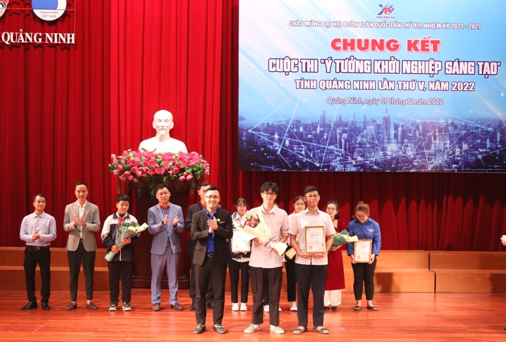 Ban Tổ chức trao giải nhất cho nhóm tác giả Nguyễn Tùng Thông và Hoàng Dương Thái (TX. Quảng Yên) với Dự án Hạt đu đủ - Khắc tinh của khuẩn E.Coli.