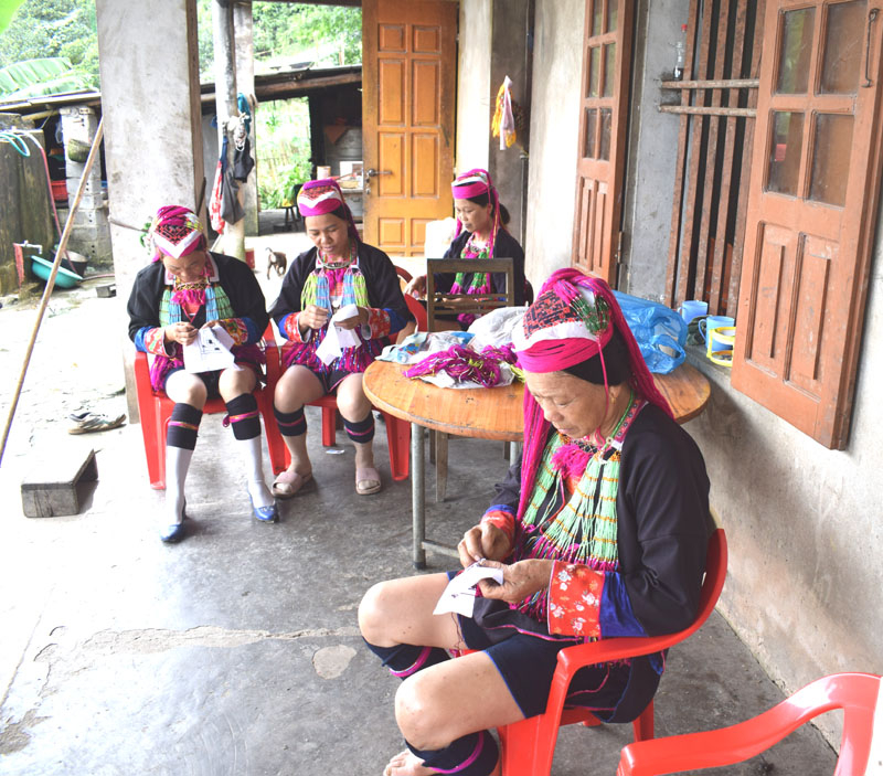 Các thành viên CLB Thêu thổ cẩm thôn Lò Vôi, xã Nam Sơn, huyện Ba Chẽ có nhiều việc làm khi nhu cầu của người dân về trang phục dân tộc cao