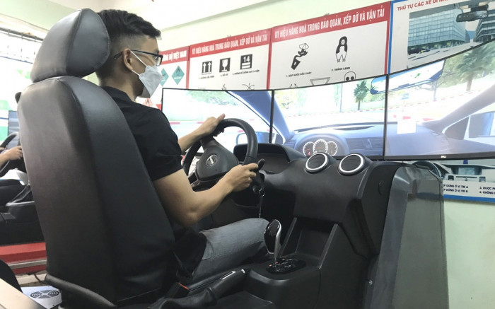 Trung tâm dạy lái xe đủng đỉnh lắp cabin điện tử trước giờ G 1