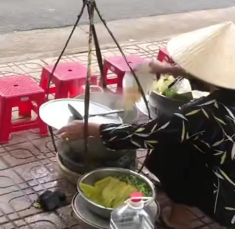 Phạt tiếp người bán hàng rong đổ nước lèo thừa vào nồi - Ảnh 1. Phạt tiếp người bán hàng rong đổ nước lèo thừa vào nồi - Ảnh 1.
