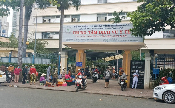Phạt tiếp người bán hàng rong đổ nước lèo thừa vào nồi - Ảnh 2. Phạt tiếp người bán hàng rong đổ nước lèo thừa vào nồi - Ảnh 2.