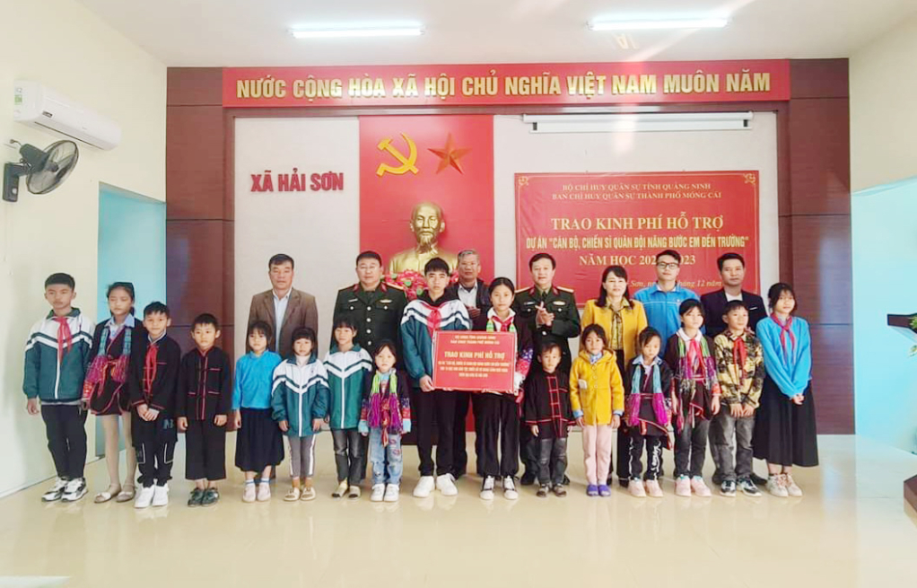 Ban CHQS TP Móng Cái trao số tiền hỗ trợ cho 16 em học sinh Trường Tiểu học và Trung học cơ sở Hải Sơn (TP Móng Cái) theo Dự án “Cán bộ, chiến sĩ Quân đội nâng bước em đến trường”.