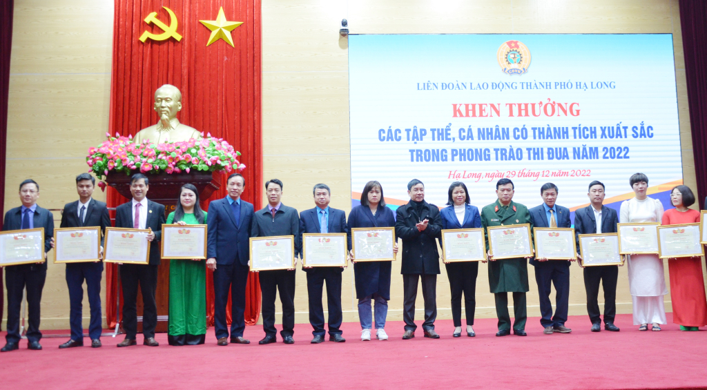 Lãnh đạo LĐLĐ TP Hạ Long và Thành ủy Hạ Long trao bằng khen của LĐLĐ tỉnh cho các tập thể, cá nhân có thành tích xuất sắc trong phong trào thi đua lao động giỏi và xây dựng tổ chức công doàn vững mạnh năm 2022.