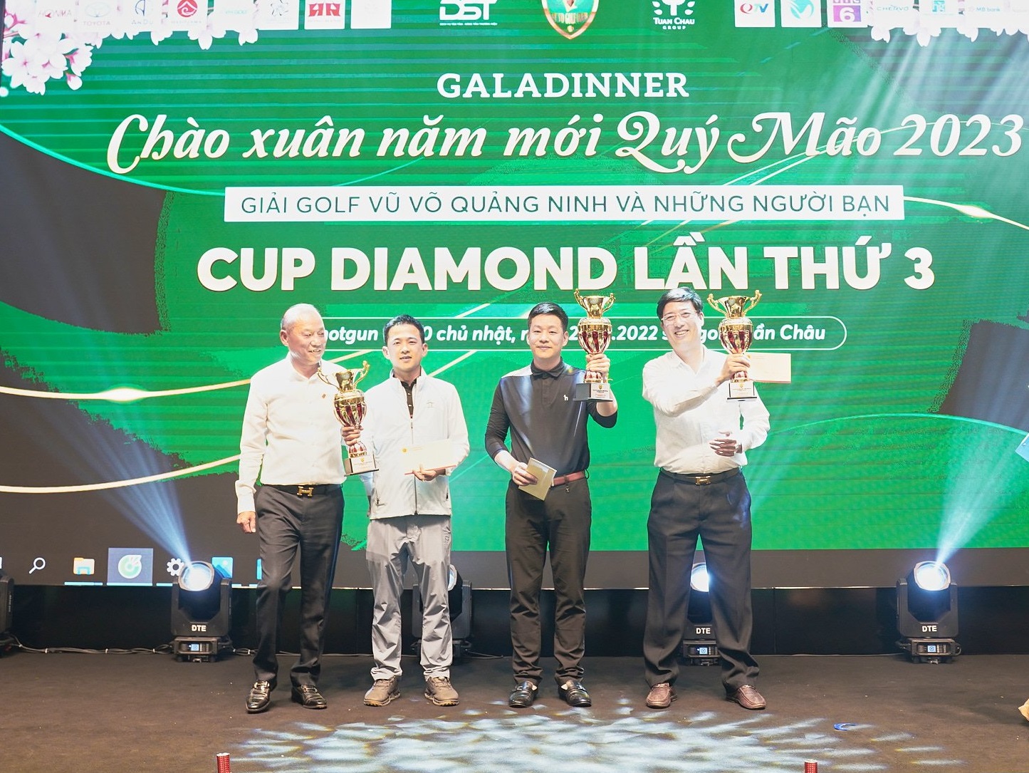 Ban Tổ chức trao cúp cho các golf thủ.