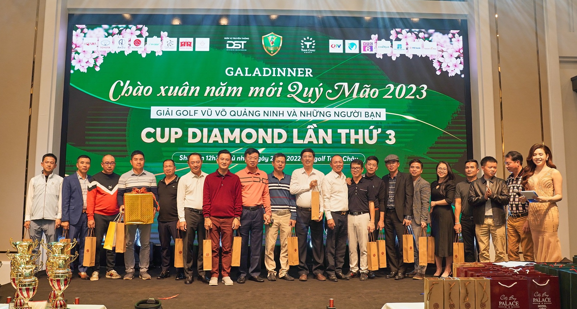 Nhiều tập thể và cá nhân được nhận quà của Ban Tổ chức, các nhà tài trợ.