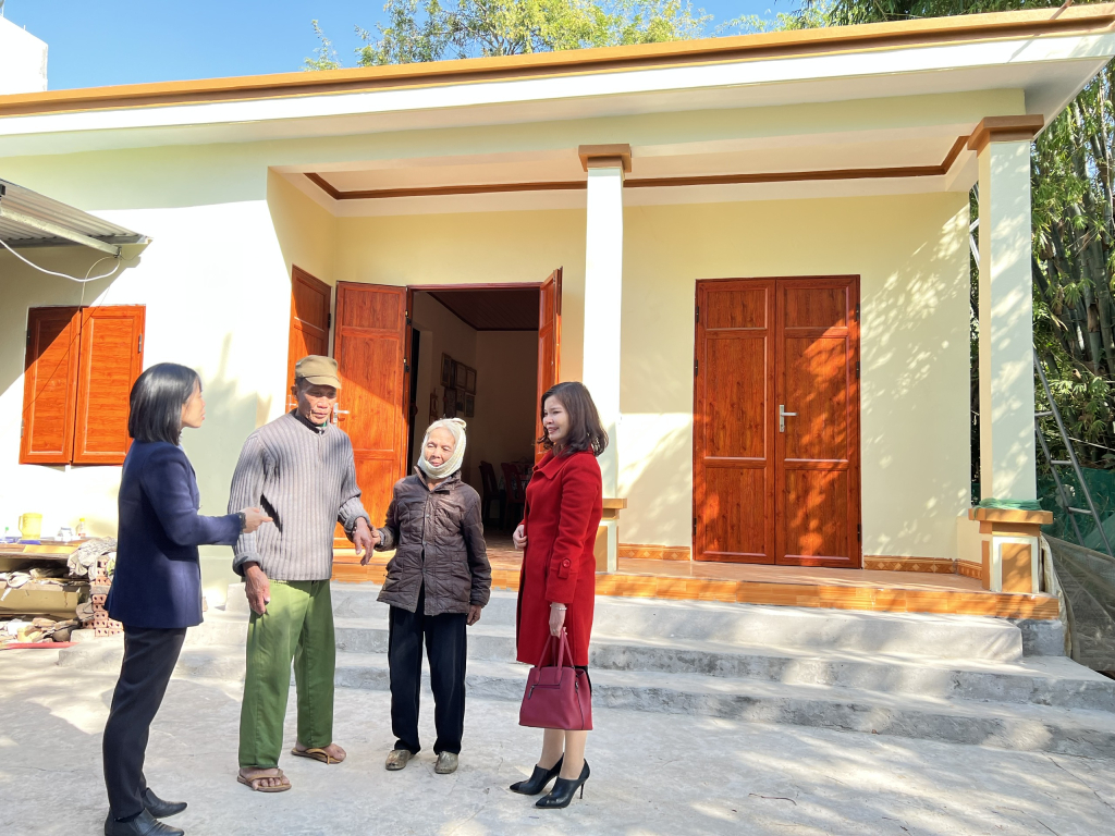 Ngôi nhà mới xây đã giúp ông Bùi Văn út, bà Đinh Thị Thịnh có một mùa xuân ấm.