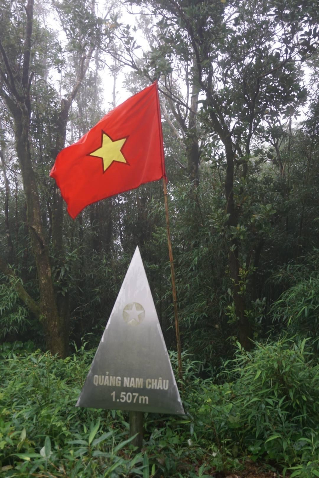 Đỉnh Quảng Nam Châu cao hơn 1.500 mét