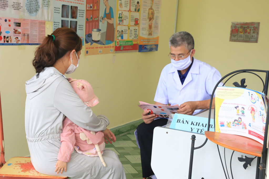 Tư vấn sức khoẻ cho bà mẹ nuôi con nhỏ tại Trạm Y tế xã Minh Châu (huyện Vân Đồn). Ảnh: Minh Khương (CTV)