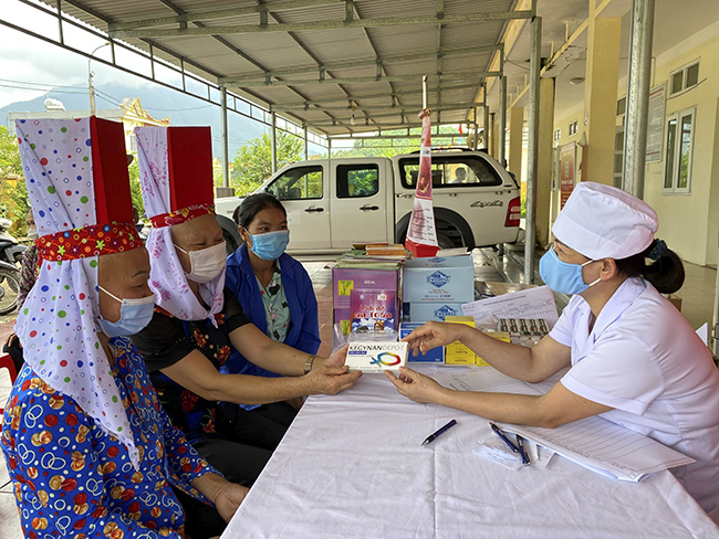 Hội KHHGĐ tỉnh tư vấn và cấp phát thuốc điều trị phụ khoa, phương tiện tránh thai miễn phí tại Quảng An, huyện Đầm Hà.