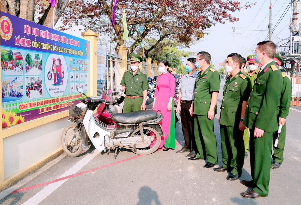 Hội CCB phường Xuân Sơn xây dựng pano tuyên truyền