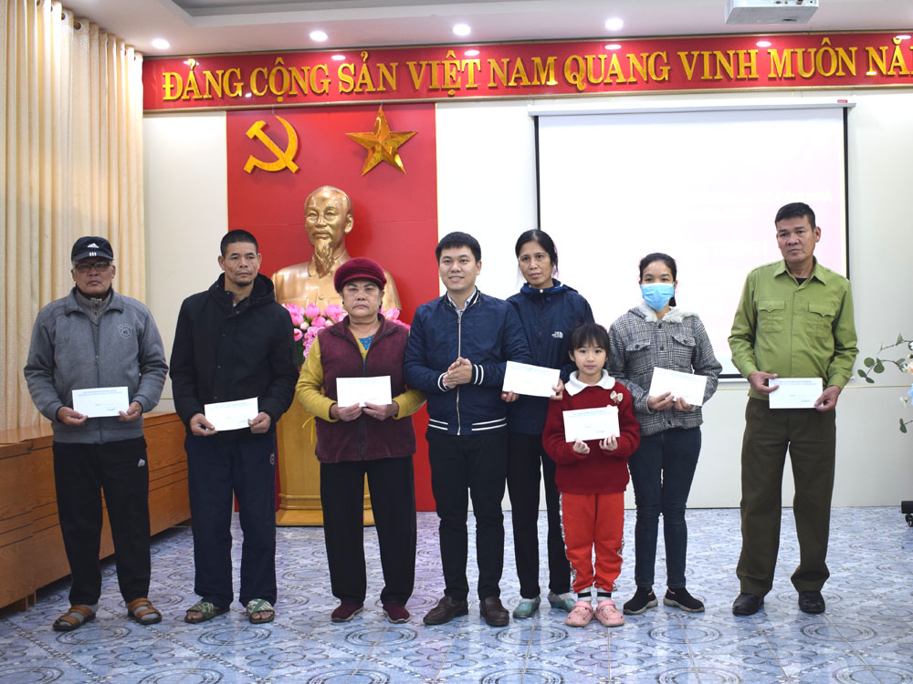 Đại diện Ủy ban MTTQ TP Cẩm Phả tặng quà cho hộ cận nghèo, hộ hoàn cảnh khó khăn tại phường Cửa Ông