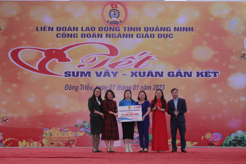 Nhiều đơn vị tặng quà hỗ trợ dịp Tết nguyên đán cho cán bộ, nhà giáo, người lao động.