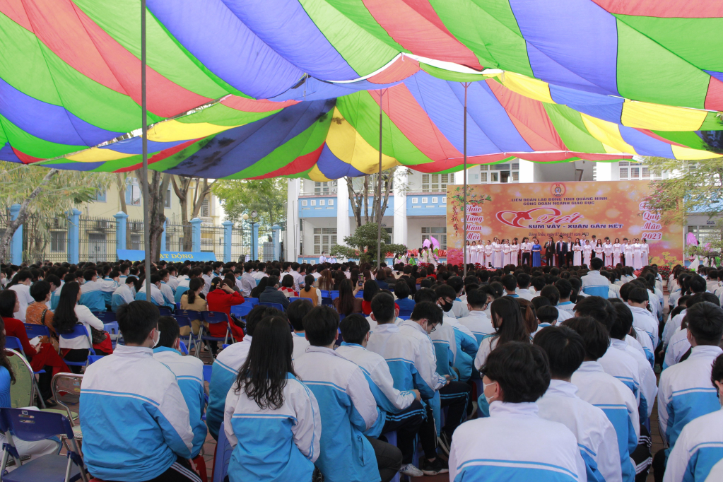 Quang cảnh chương trình Tết sum vầy - Xuân gắn kết do Công đoàn ngành Giáo dục Quảng Ninh tổ chức.