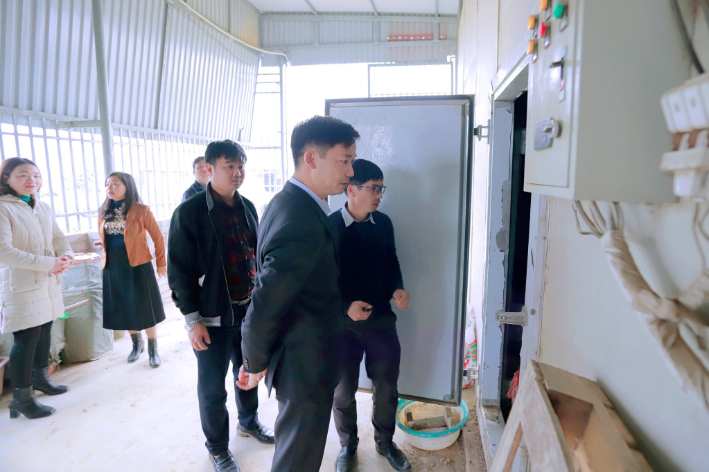 Đồng chí Bí thư Thị ủy Nguyễn Văn Công yêu cầu phát huy hiệu quả 15 kho lạnh để bảo quản giống và hoa tươi đẹp lâu hơn, sẵn sàng phục vụ thị trường Tết nguyên đán.