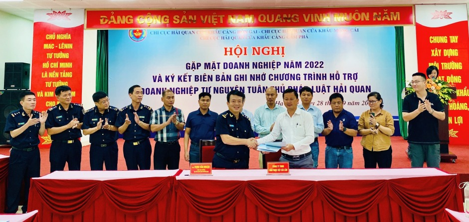 Đại diện lãnh đạo Cục Hải quan tỉnh và các doanh nghiệp ký kết biên bản ghi nhớ công nhận doanh nghiệp tham gia chương trình thí điểm hỗ trợ, khuyến khích doanh nghiệp tự nguyện tuân thủ pháp luật hải quan. Ảnh: Hoàng Nga