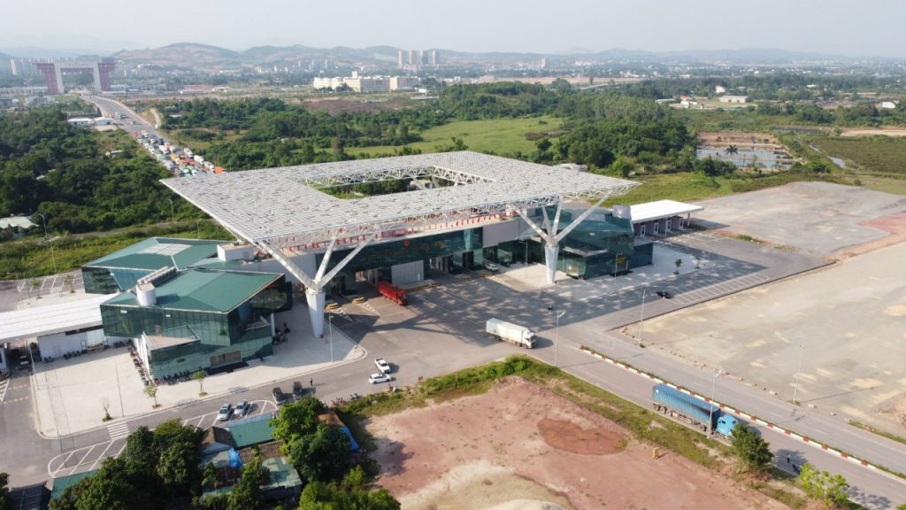 Trạm kiểm soát liên ngành cầu Bắc Luân 2 gắn với khu thương mại, dịch vụ tại phường Hải Hòa (TP Móng Cái) giai đoạn 1 được đầu tư theo hình thức đối tác công - tư đã cơ bản hoàn thành góp phần thúc đẩy hoạt động XNK qua địa bàn TP Móng Cái.
