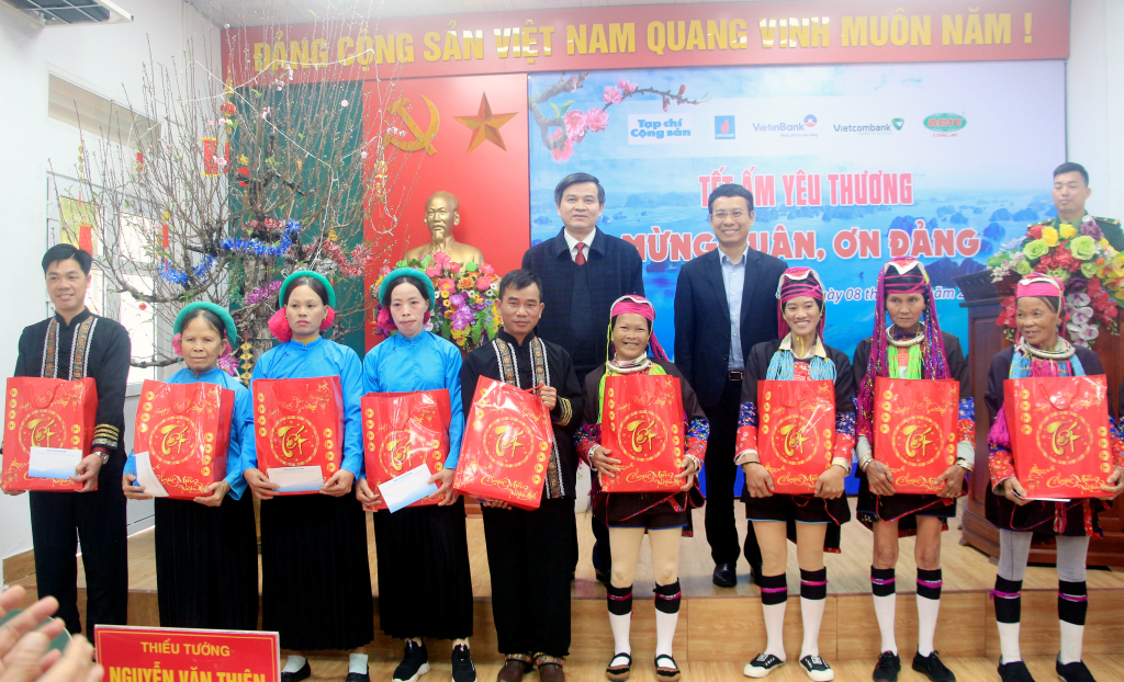 Đoàn công tác tặng quà Tết cho các hộ dân 3 xã biên giới Bắc Sơn, Ninh Dương và Hải Yên (TP Móng Cái).