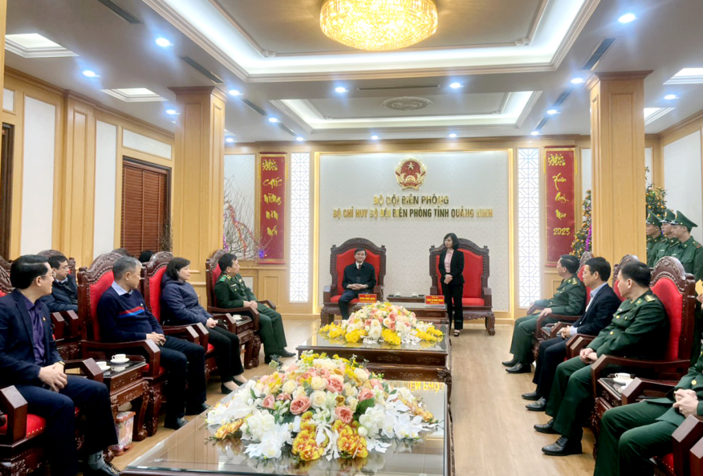 Đồng chí Trịnh Thị Minh Thanh, Phó Bí thư Tỉnh ủy, phát biểu cảm ơn Tạp chí Cộng sản đã quan tâm chăm lo đến gia đình chính sách, khó khăn trên địa bàn tỉnh.