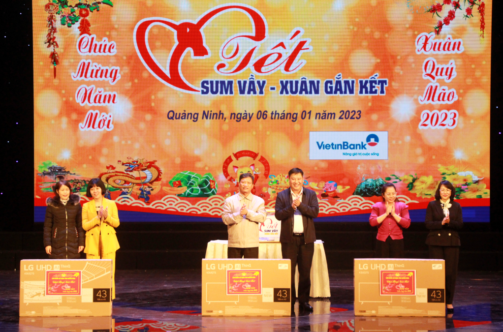 Các công nhân, lao động nhận phần quà khi tham bốc thăm trúng thưởng trong chương trình