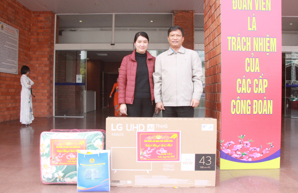 Anh Nguyễn Đức Sơn, công nhân Công ty Cầu Phà Quảng Ninh chia vui cùng đồng nghiệp khi nhận được phần quà Tết từ LĐLĐ tỉnh.
