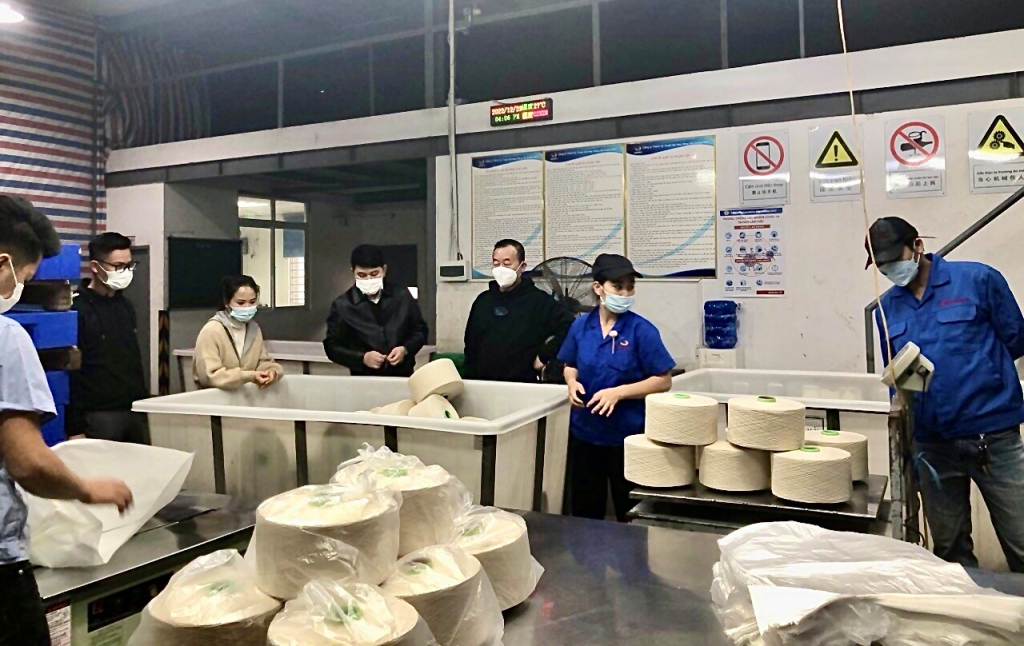 Đoàn công tác của LĐLĐ TP Móng Cái thăm và khảo sát thực tế tại các công đoàn cơ sở và doanh nghiệp trong KCN Hải Yên. Ảnh: Trung tâm TT&VH Móng Cái.