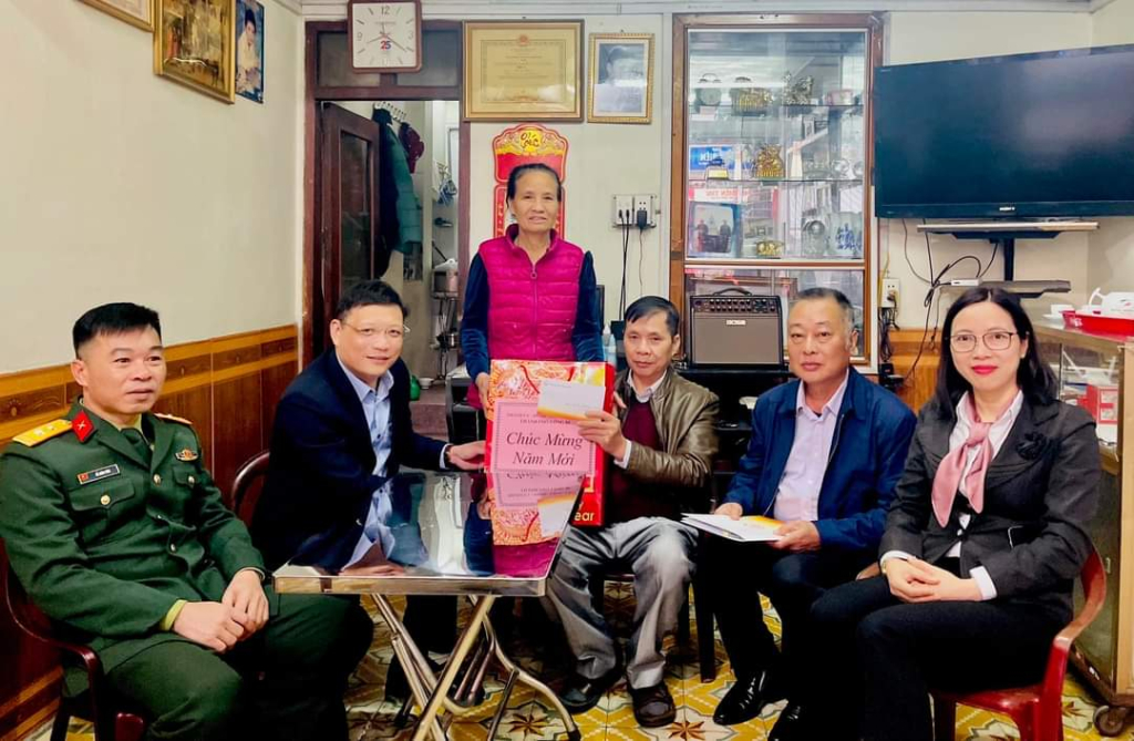 Lãnh đạo TP Uông Bí thăm tặng quà đối tượng chính sách, người có công nhân dịp Tết Nguyên đán Quý Mão 2023