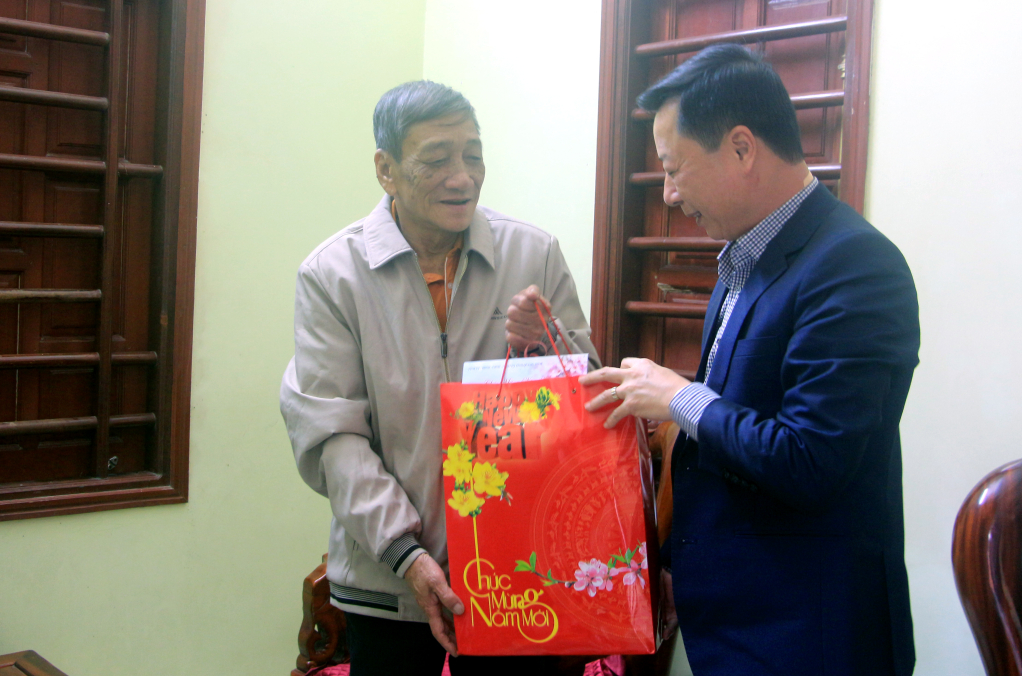 Đồng chí Lê Văn Ánh, Phó Chủ tịch HĐND tỉnh tặng quà, chúc Tết ông Lưu Trịnh Mạnh, thương binh hạng 3/4, thôn 12, xã Hạ Long.